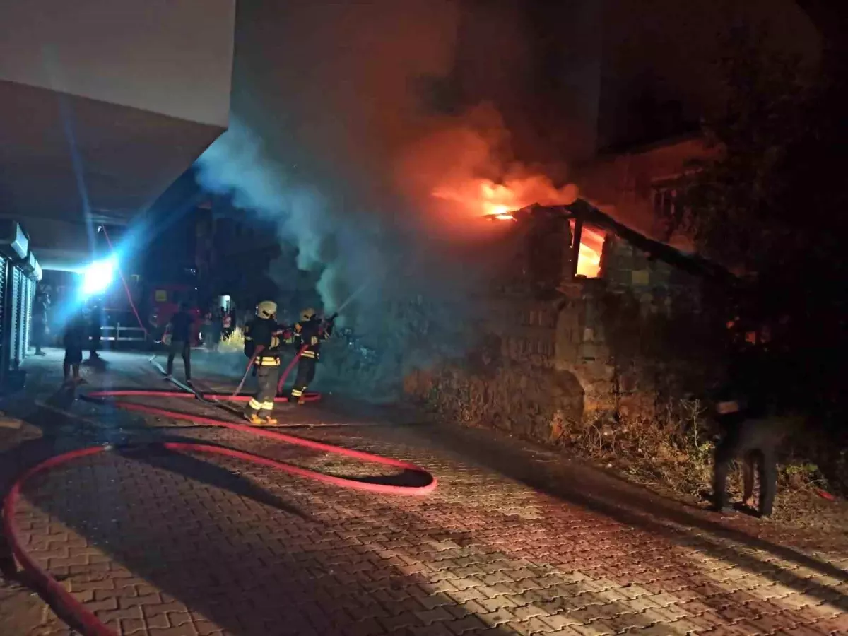 Konya'da Metruk Depoda Yangın Çıktı