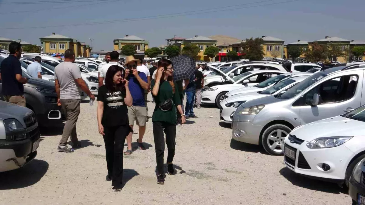Van'da İkinci El Oto Pazarında Alıcı Azlığı Dikkat Çekiyor