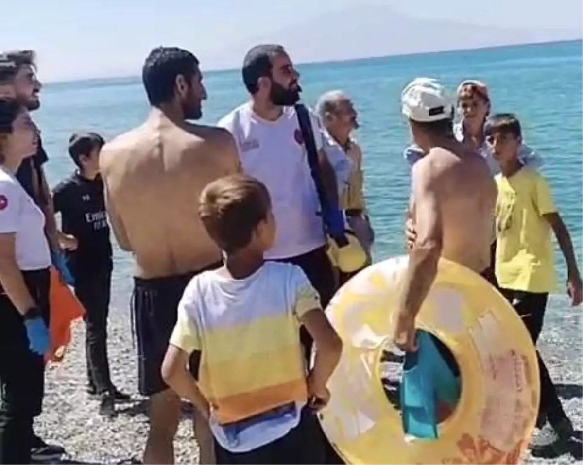 Van Gölü'nde Baba ve Oğul Boğulma Tehlikesi Geçirdi