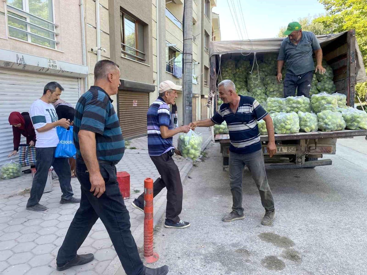 Eskişehir'de Üretici, Fahiş Fiyatlara Tepki Olarak 5 Ton Biberi Ücretsiz Dağıttı