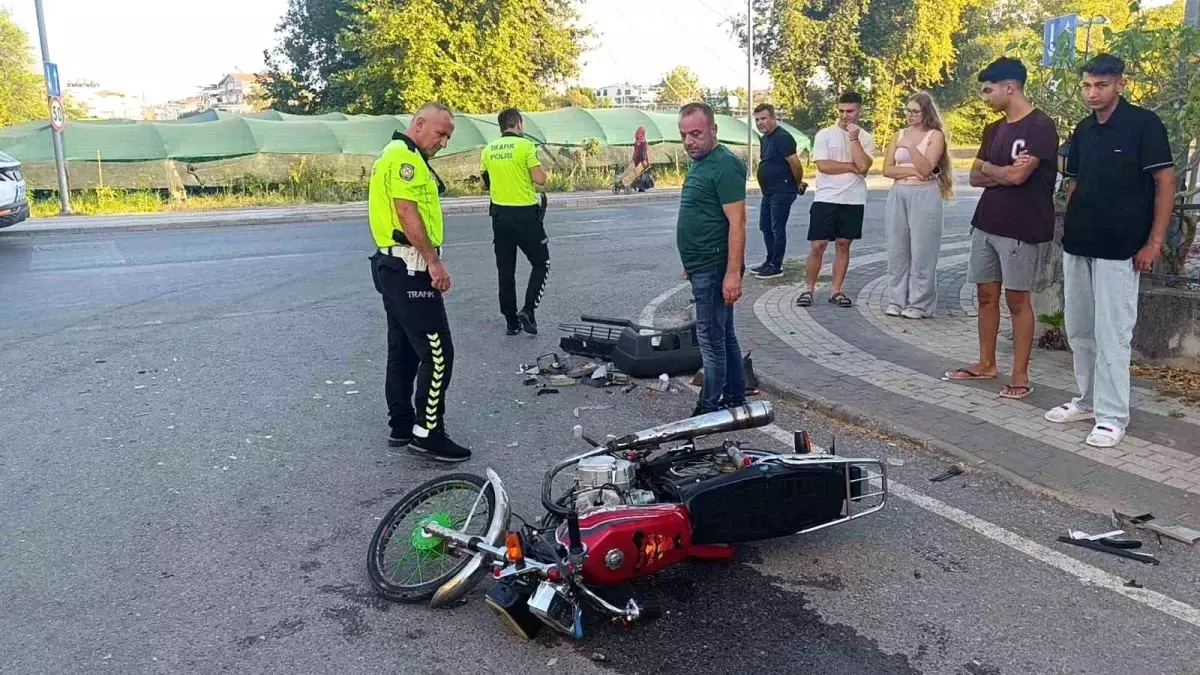 Manavgat'ta Motosiklet ve Otomobil Çarpıştı: 2 Yaralı