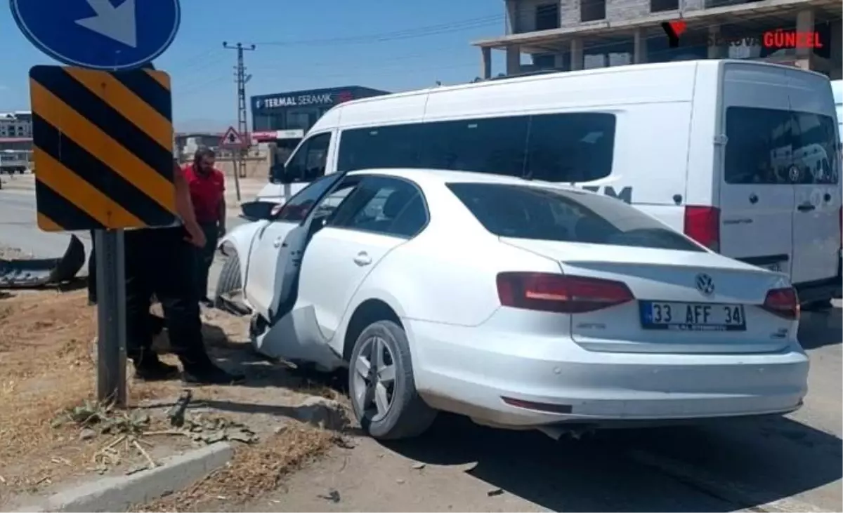 Yüksekova'da Trafik Kazası: 2 Yaralı