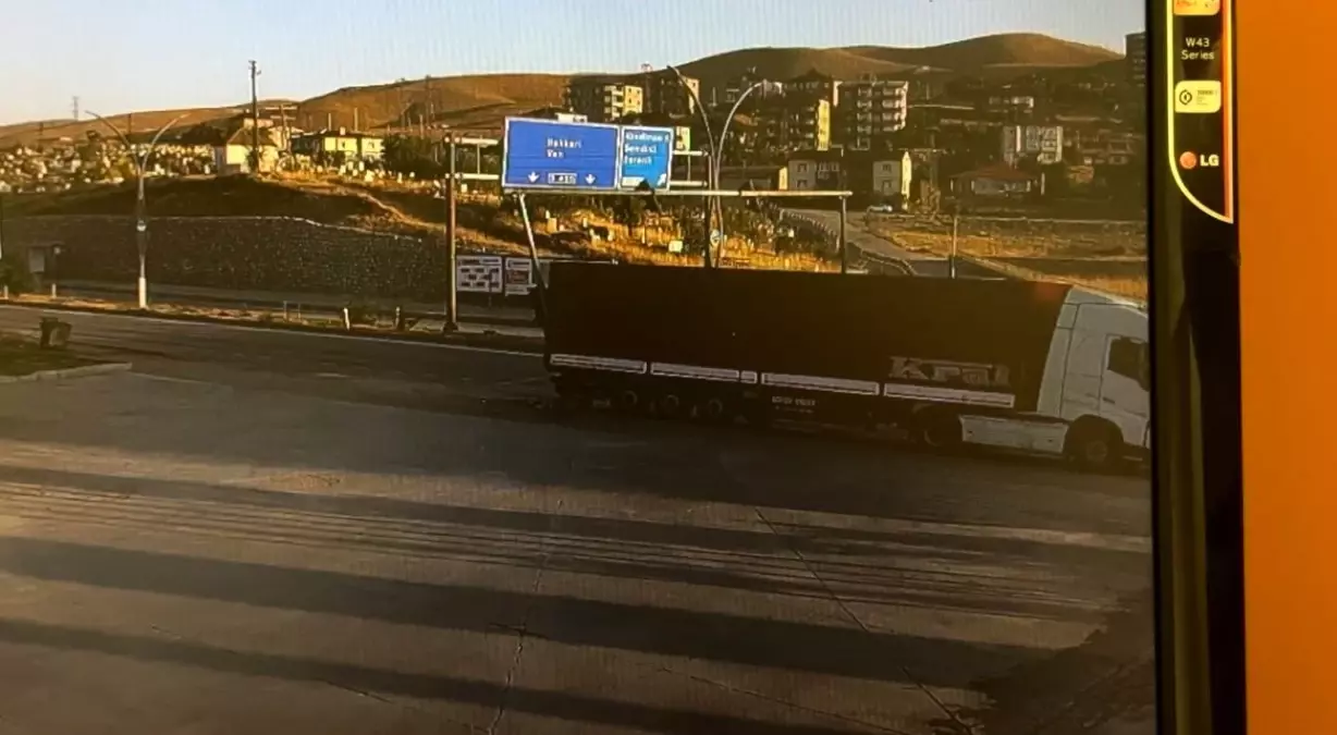 Yüksekova'da Tır Sinyalizasyon Direğine Çarptı
