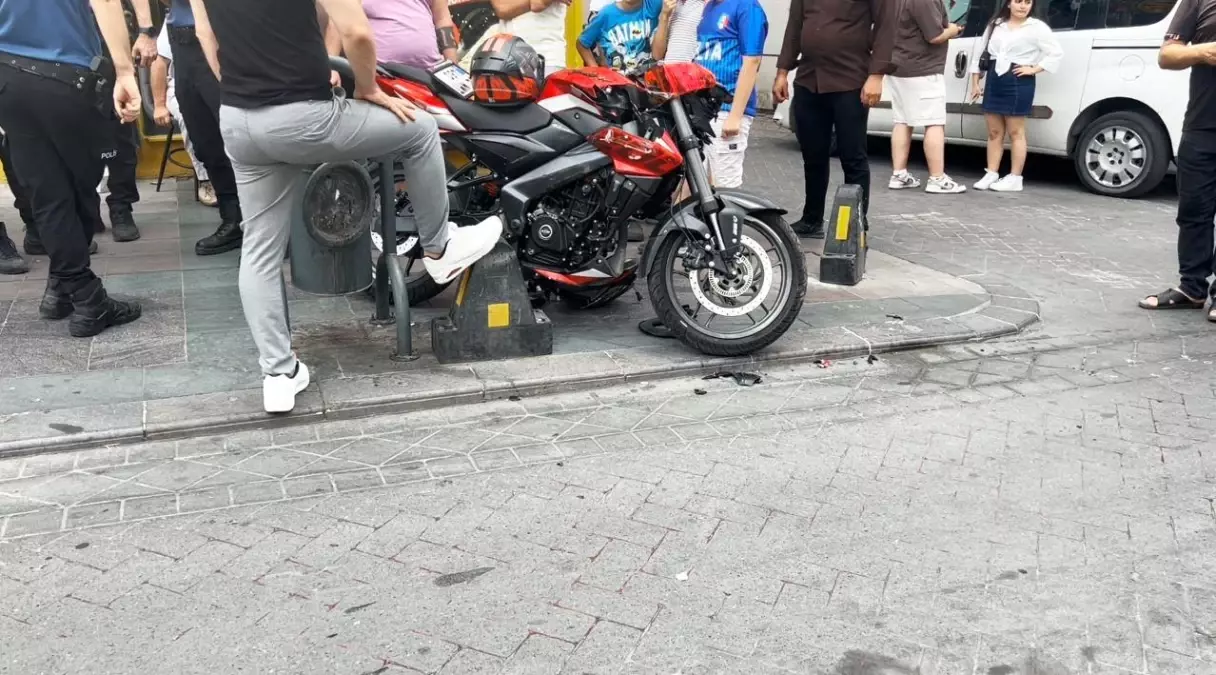 Bayrampaşa'da Motosiklet ve Yaya Çarpışması: İki Ağır Yaralı