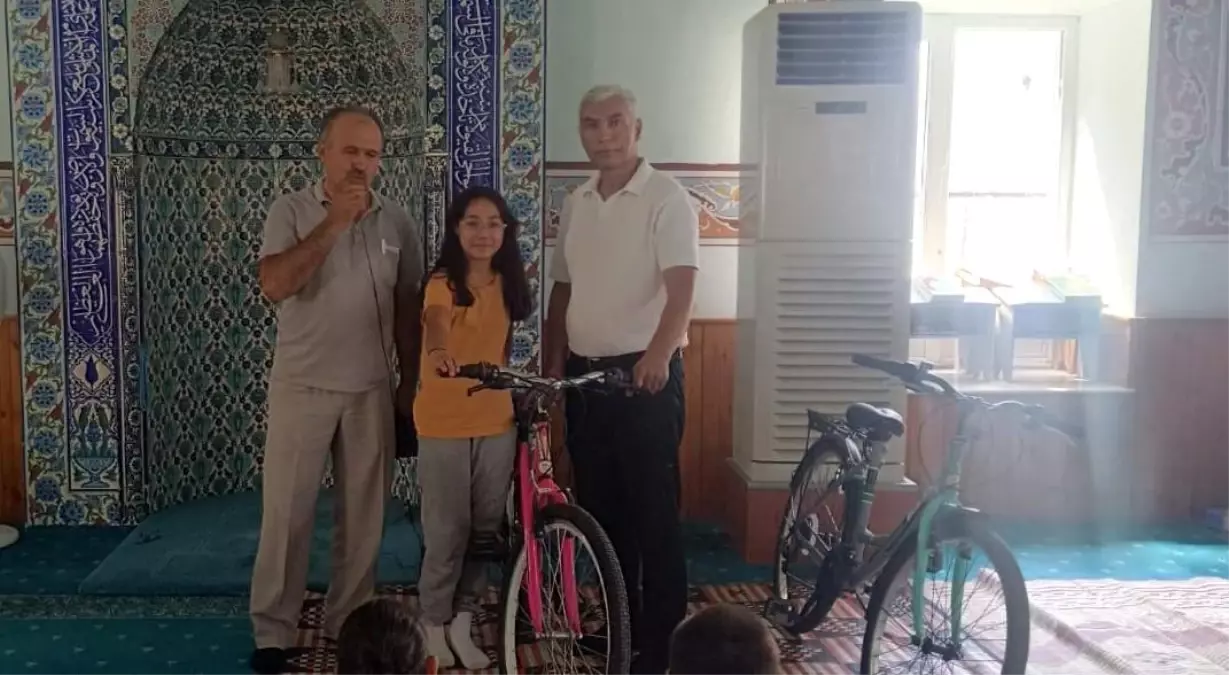 Öğrencilere Kur'an-ı Kerim Başarısının Ödülü Olarak Bisiklet Hediye Edildi