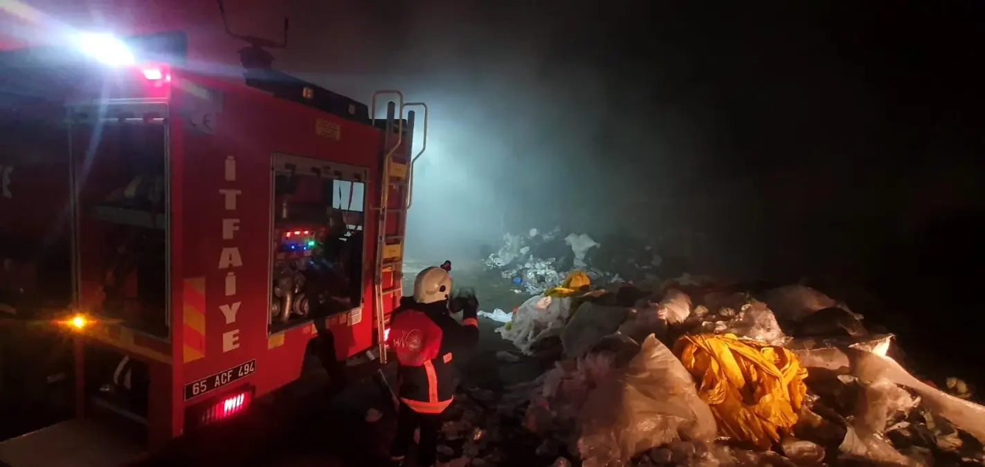 Van'da Çöp Toplama Merkezinde Yangın