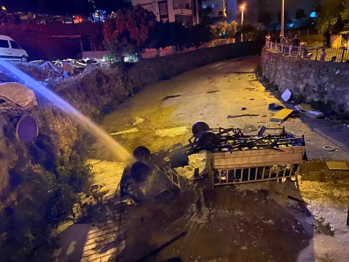 Kocaeli'de Freni Boşalan Kamyonet Dere Yatağına Düştü ve Yandı
