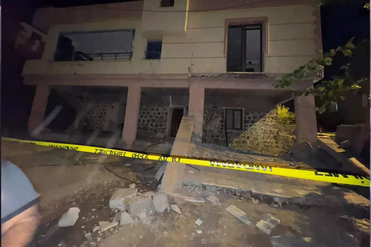 Diyarbakır'da bir evin balkonu çöktü, 2'si çocuk 5 kişi enkaz altında kaldı