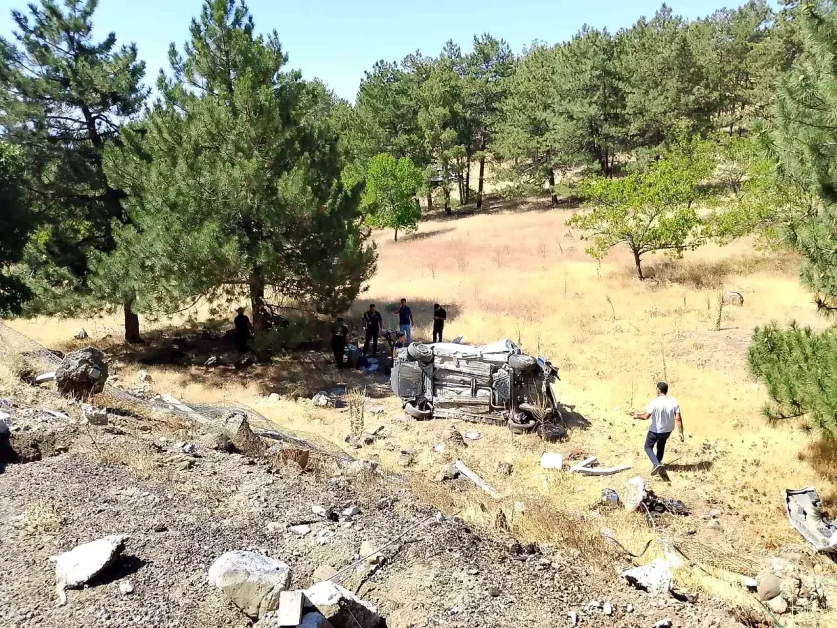 Elazığ'da Hafif Ticari Araç Şarampole Uçtu: 3 Yaralı