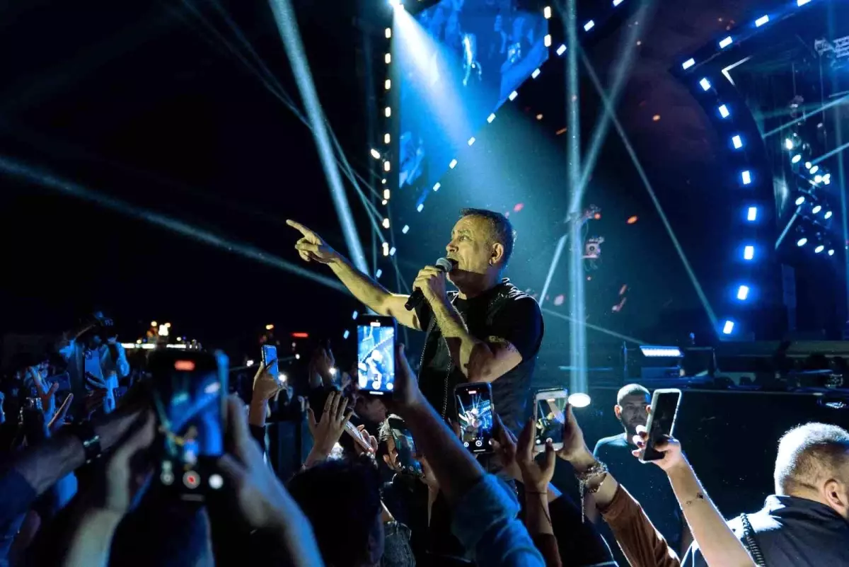 Haluk Levent Erzurum'da Unutulmaz Bir Konser Verdi