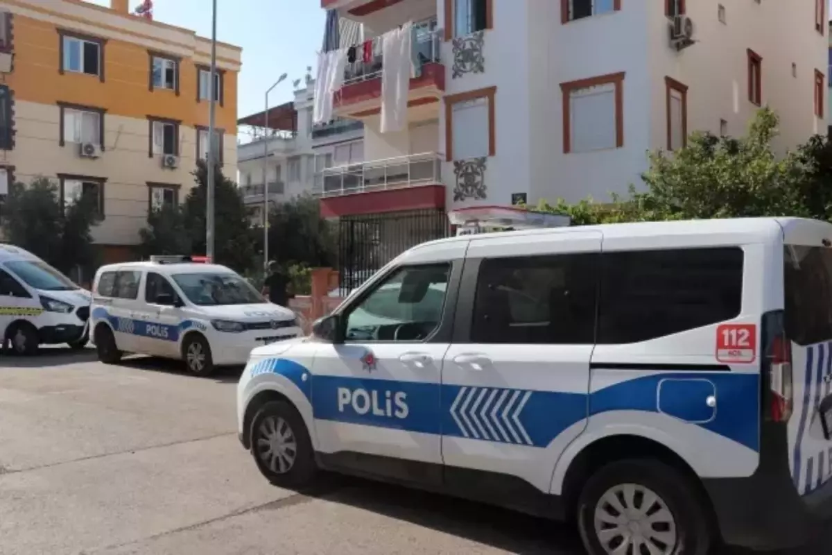 Eski sevgiliye bıçaklı saldırı! İki kişi yaralandı