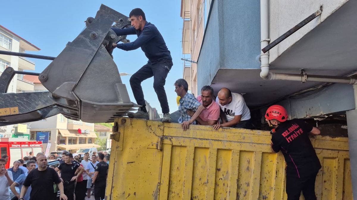 Hafriyat Kamyonu Kadın Giyim Mağazasında Kaza Yaptı