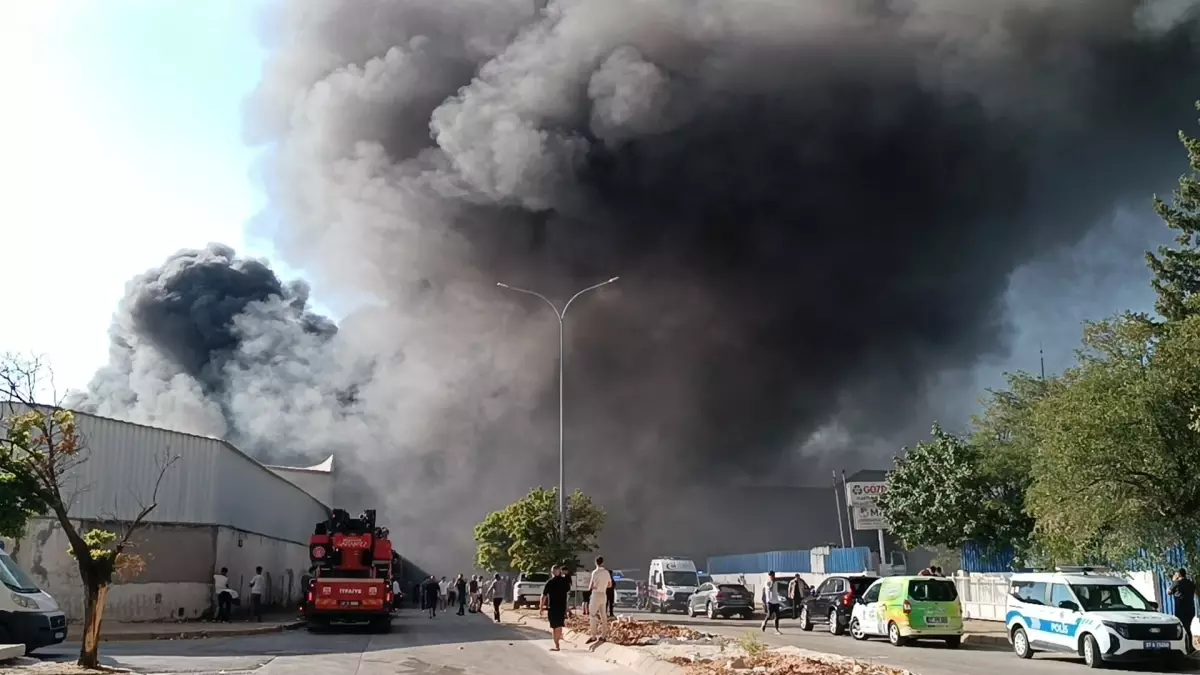 Gaziantep'te Geri Dönüşüm Fabrikasında Yangın Çıktı
