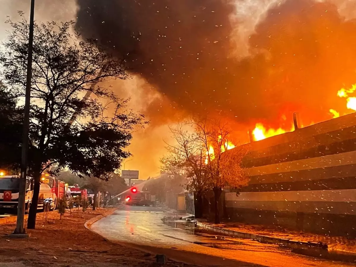 Gaziantep'teki Geri Dönüşüm Fabrikasında Yangın Çıktı