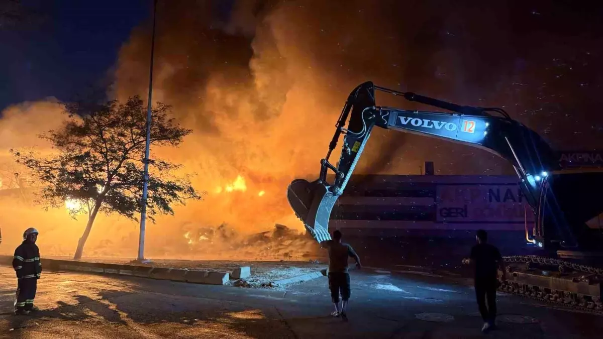 Gaziantep'te Geri Dönüşüm Fabrikasında Yangın Çıktı