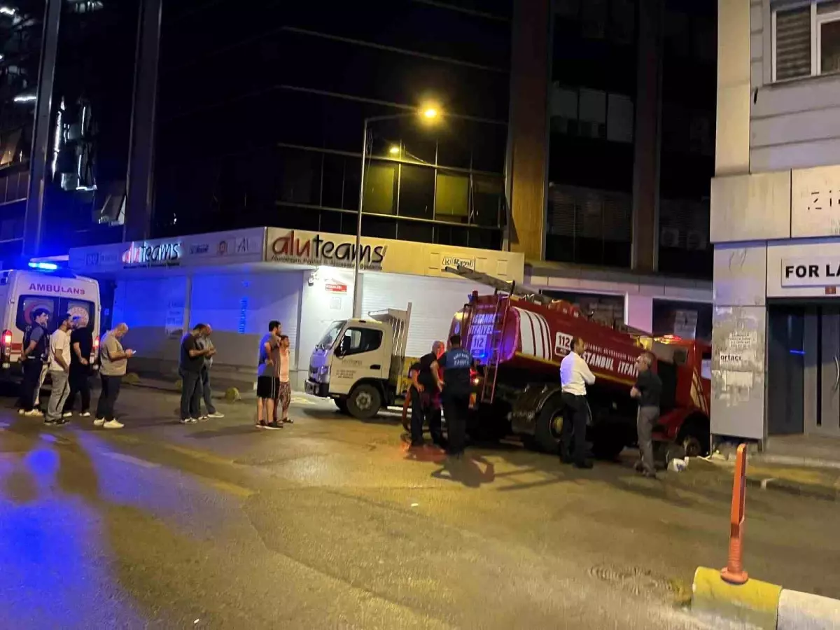 İstanbul Kağıthane'de Yangın Paniği: İş Merkezi Çatısında Alevler Yükseldi