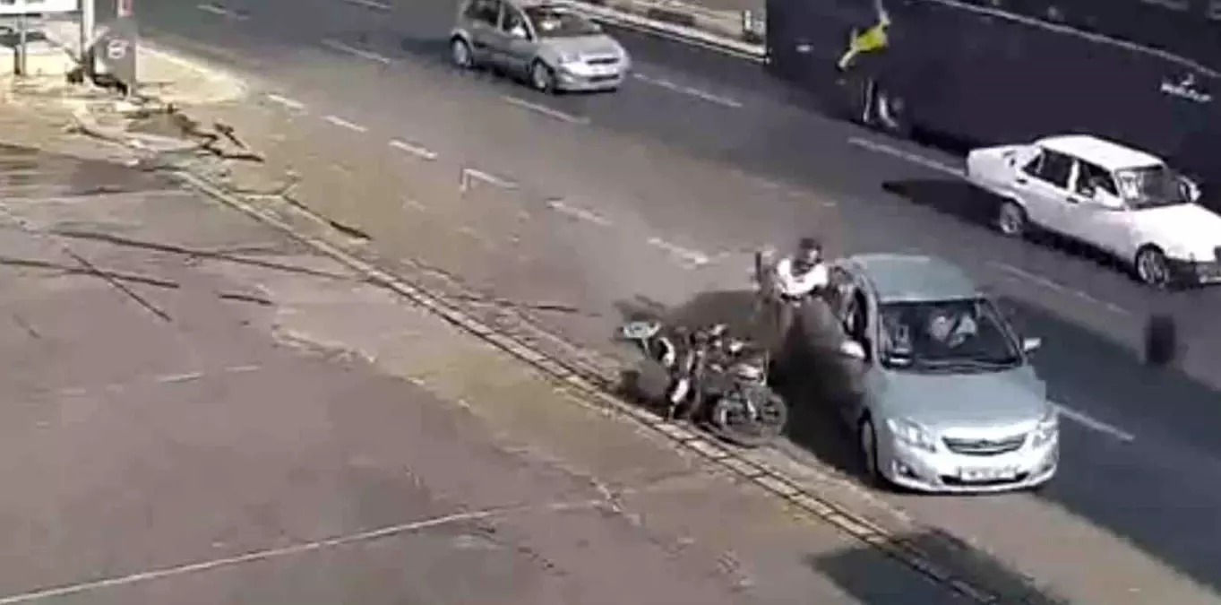 Antalya'da motosiklet ve otomobil çarpıştı: Sürücü yaralandı