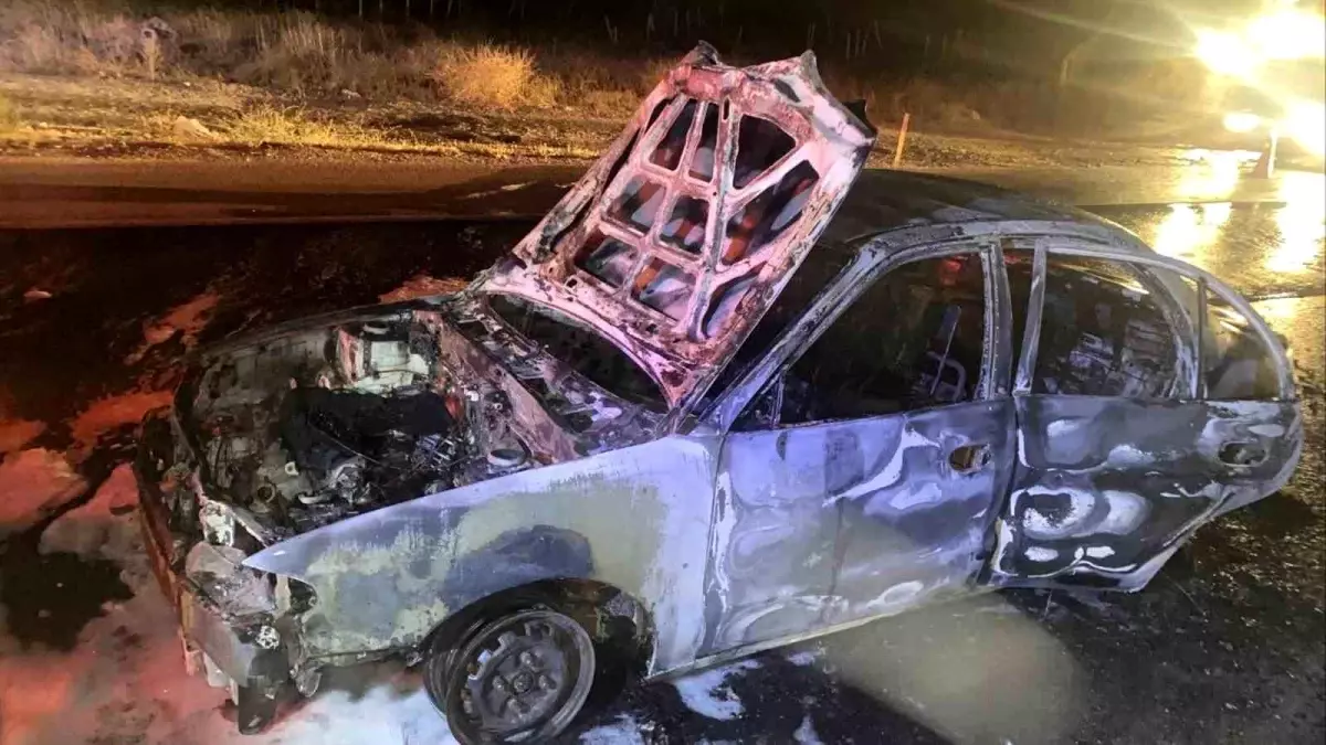 Kırıkkale'de Seyir Halindeki Otomobilde Yangın: 2 Yaralı
