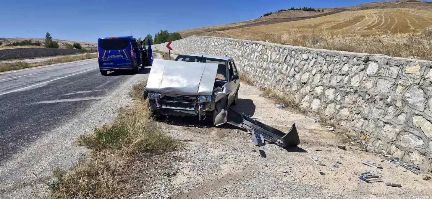 Alaca'da Fiat Tofaş'ın İksa Duvarına Çarpması Sonucu 2 Yaralı