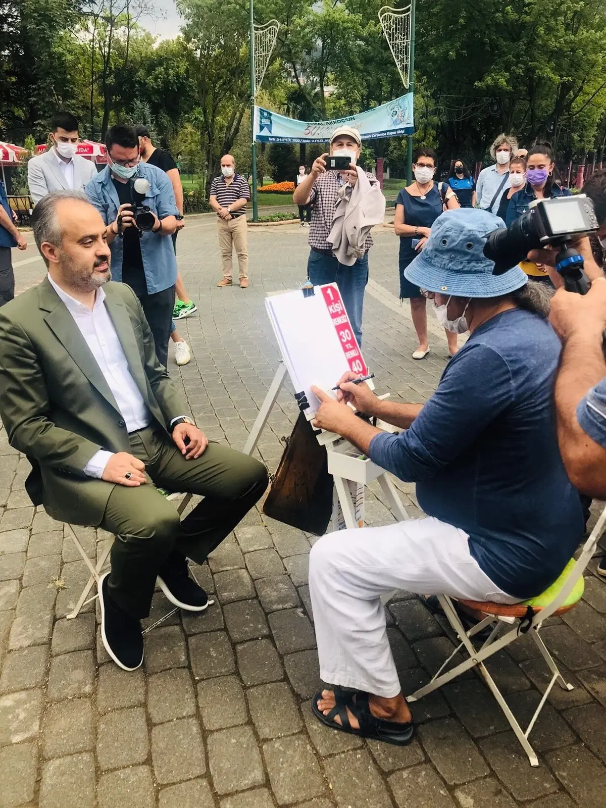 Kemal Akkoç: 55 Yıldır Kültürpark'ta Karikatür Çizen Usta