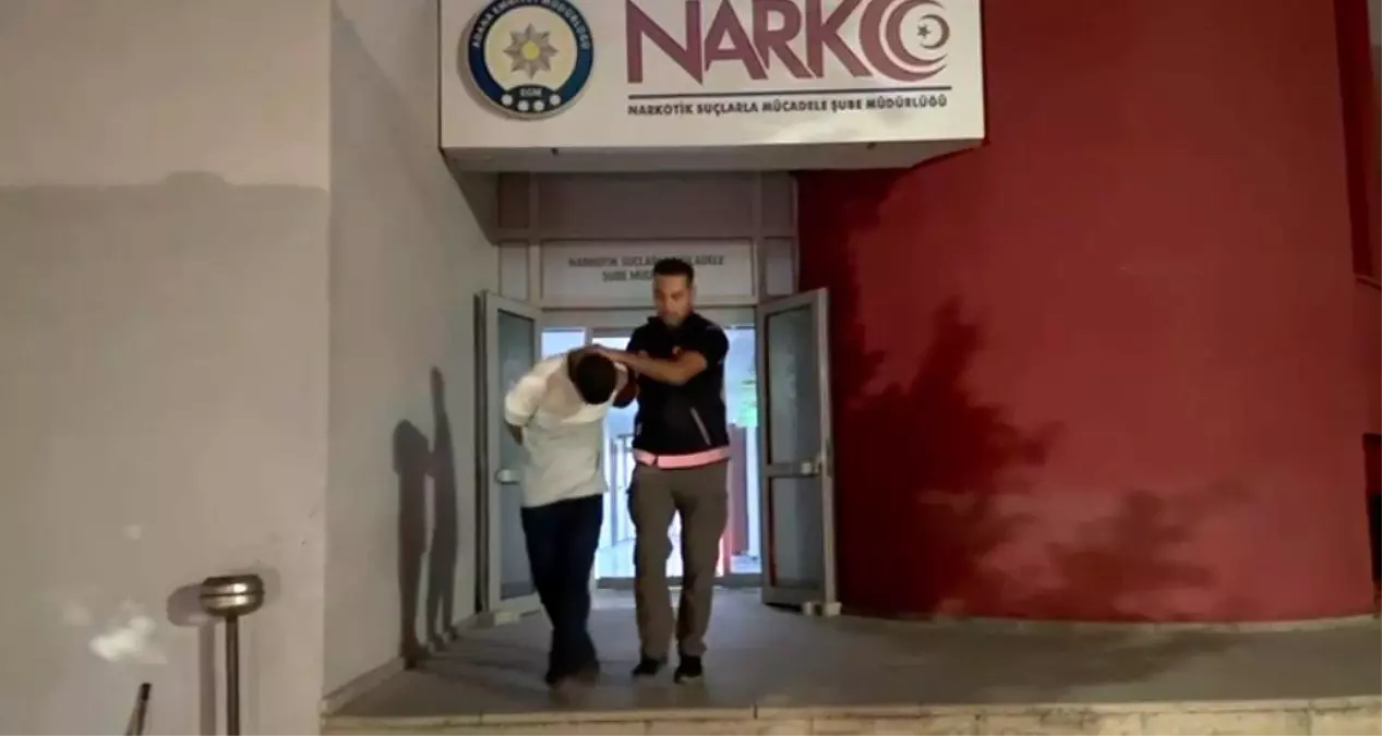 Adana'da Narkotik Polisi Madde Aldığı İddia Edilen Genç Kişiyi Gözaltına Aldı