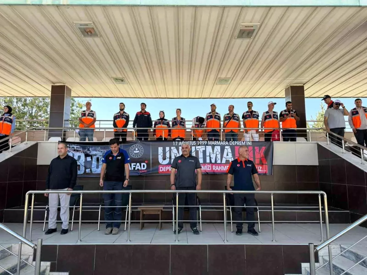 Marmara Depremi'nde Hayatını Kaybedenler Van'da Anıldı