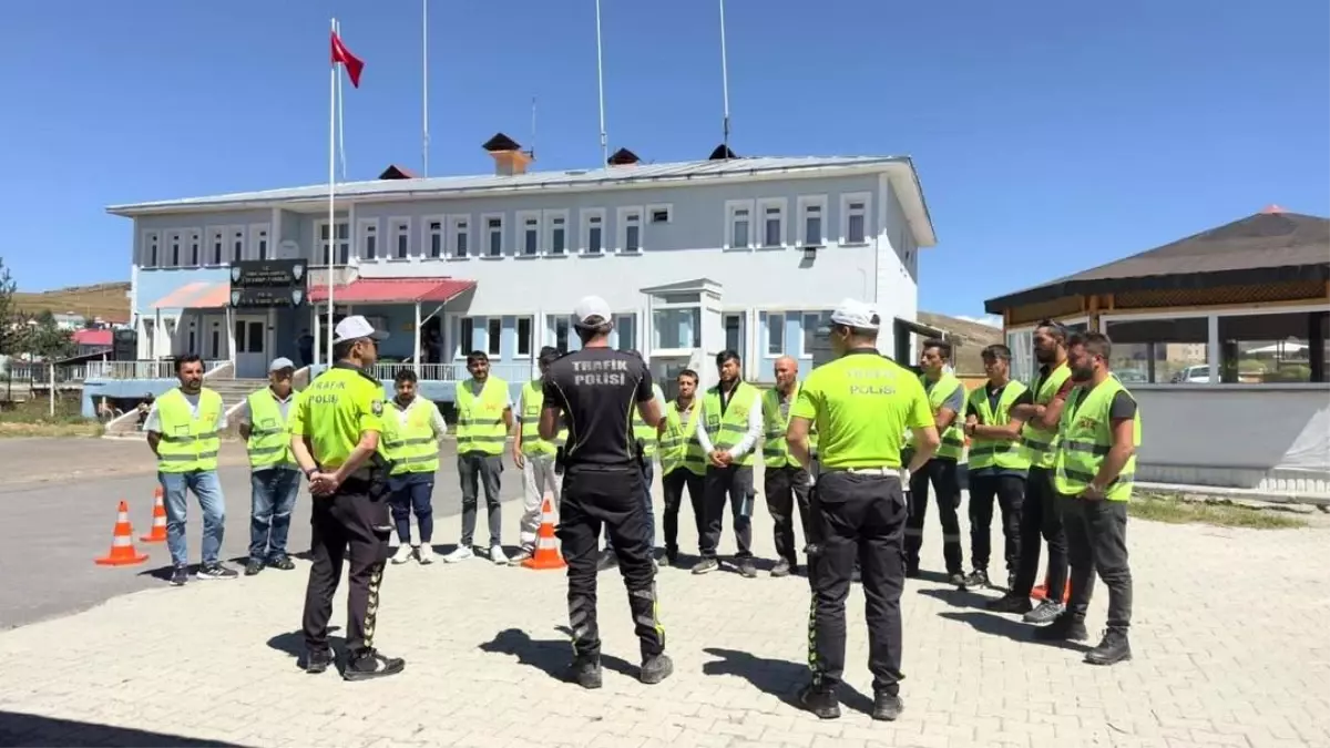 Damal'da Motosiklet Sürücülerine Güvenli Sürüş Eğitimi