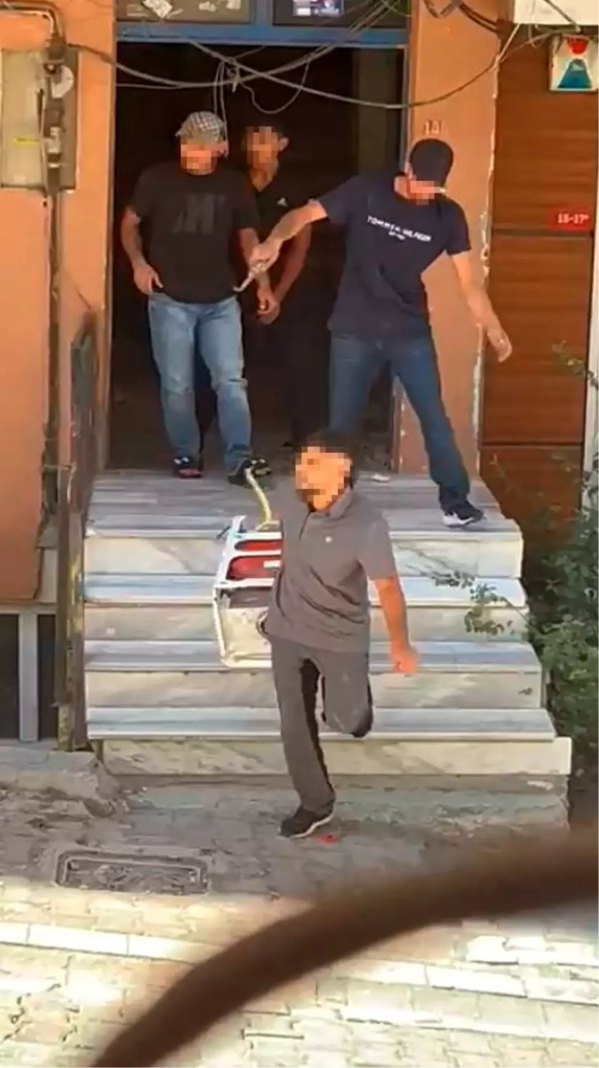 Esenyurt'ta Boşaltılan Apartmandan Hırsızlık Anları Kameralara Yansıdı