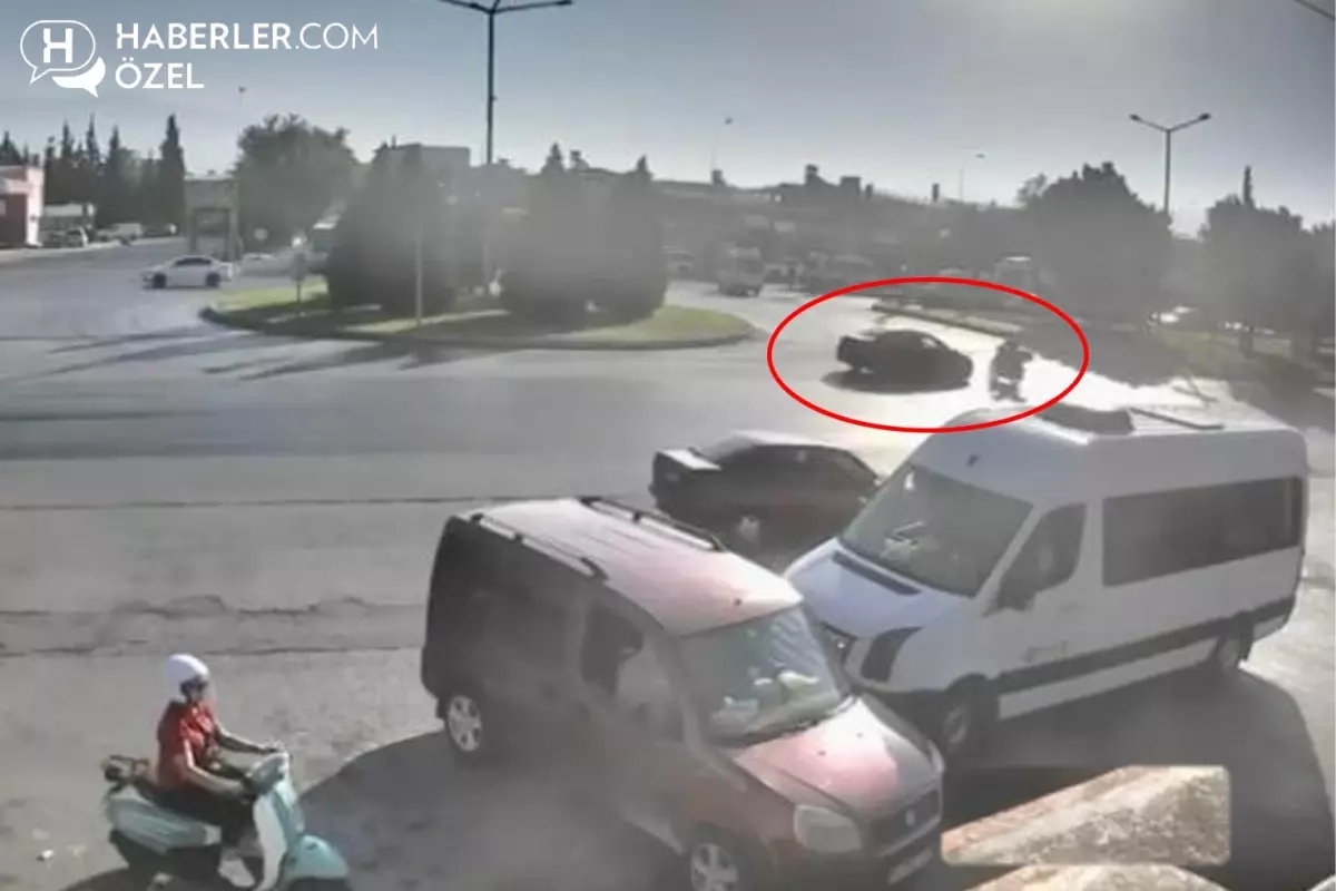 Otomobilin çarptığı motosiklet sürücüsü metrelerce sürüklendi