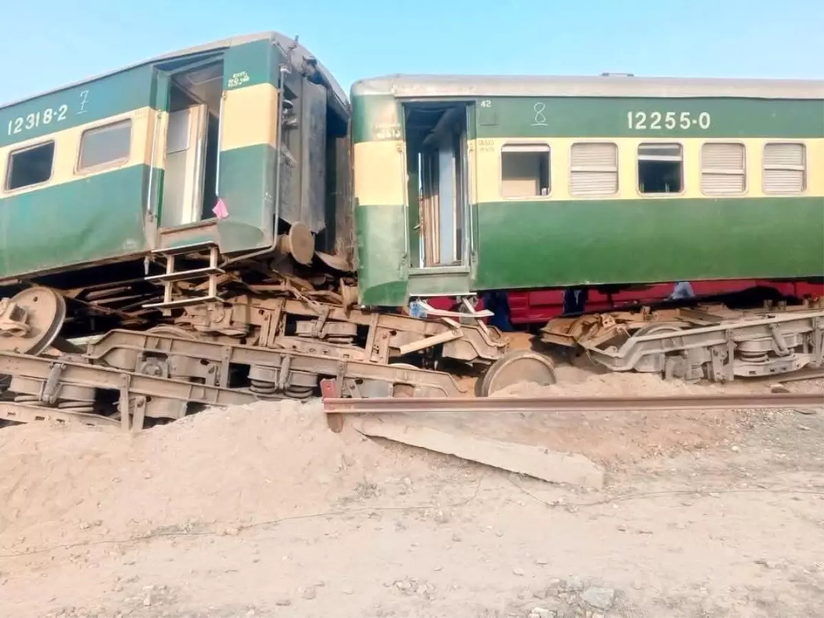 Pakistan'da Yolcu Treni Raydan Çıktı: 1 Ölü, 24 Yaralı