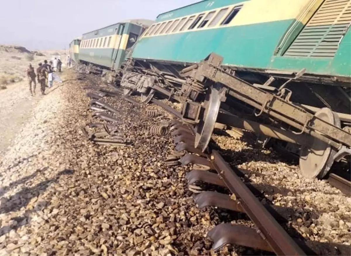 Pakistan'da Yolcu Treni Raydan Çıktı: 1 Ölü, 33 Yaralı