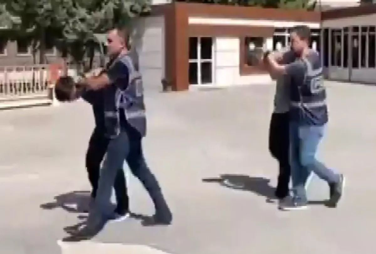 Park halindeki otomobile pompalı tüfekle ateş eden 2 şahıs yakalandı