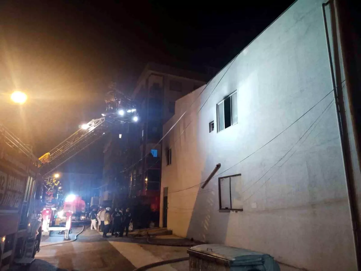 Pendik'te Elektrik Kablosu Deposunda Yangın Çıktı