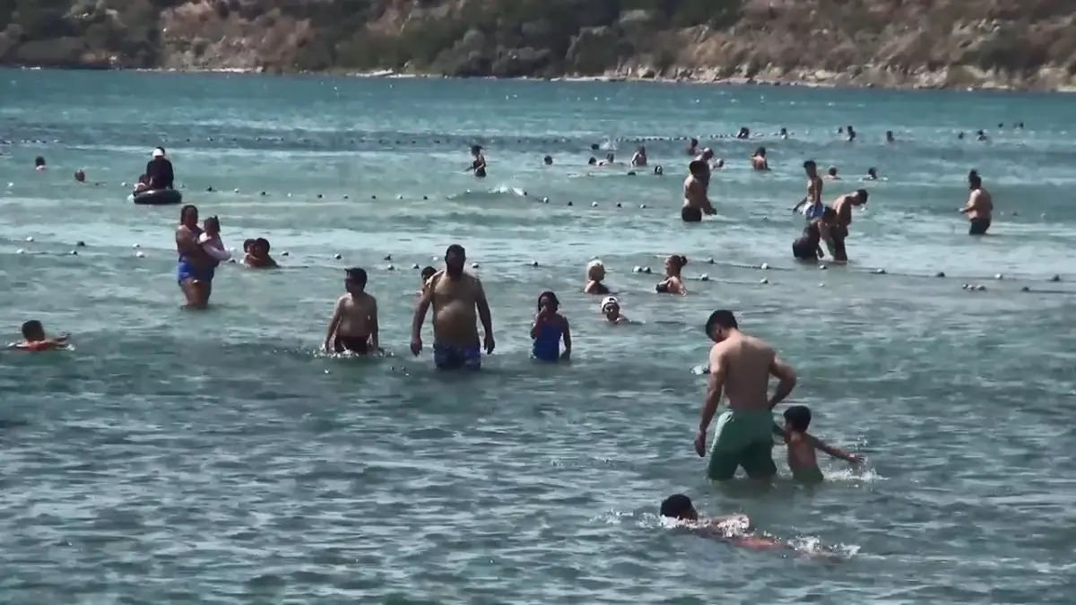 Silivri'de Denize Girme Yasağına Rağmen Plaj Dolu