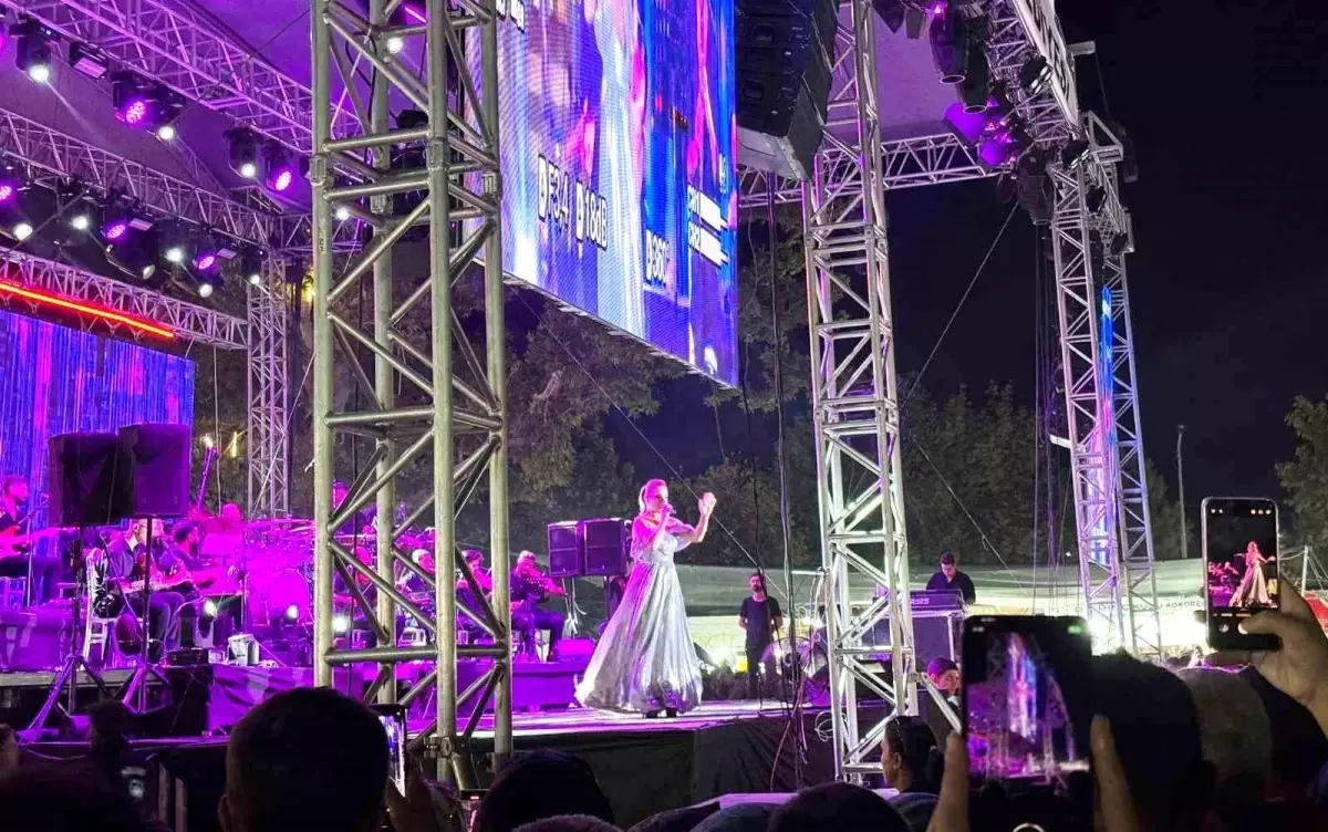 Derya Bedavacı Simav’da İzleyicilere Unutulmaz Bir Gece Yaşattı