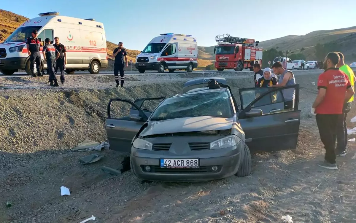 Sivas'ta Otomobil Şarampole Yuvarlandı: 4 Yaralı