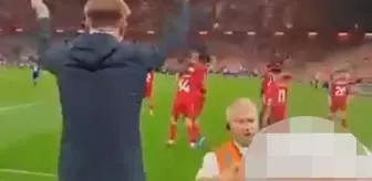 Son dakikalarda gelen gol sonrası arkadaşının şortunu indirdi