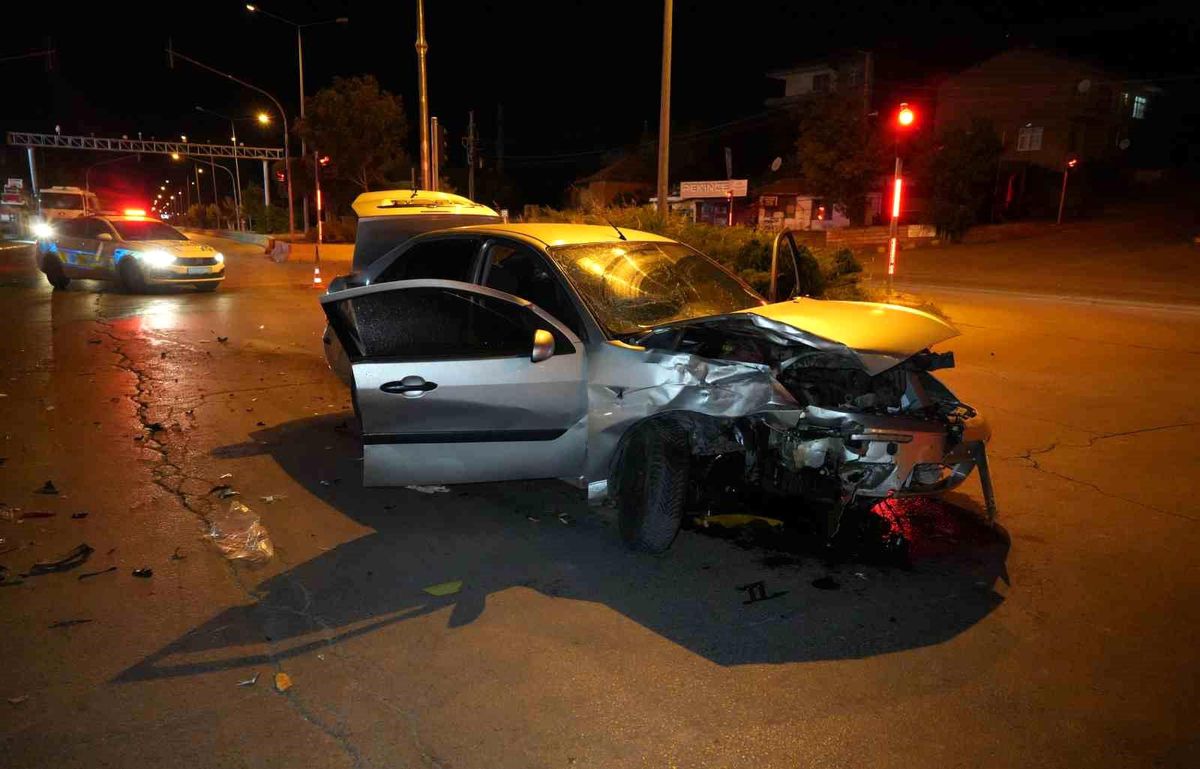Kırıkkale'de Kafa Kafaya Çarpışma: 3 Yaralı