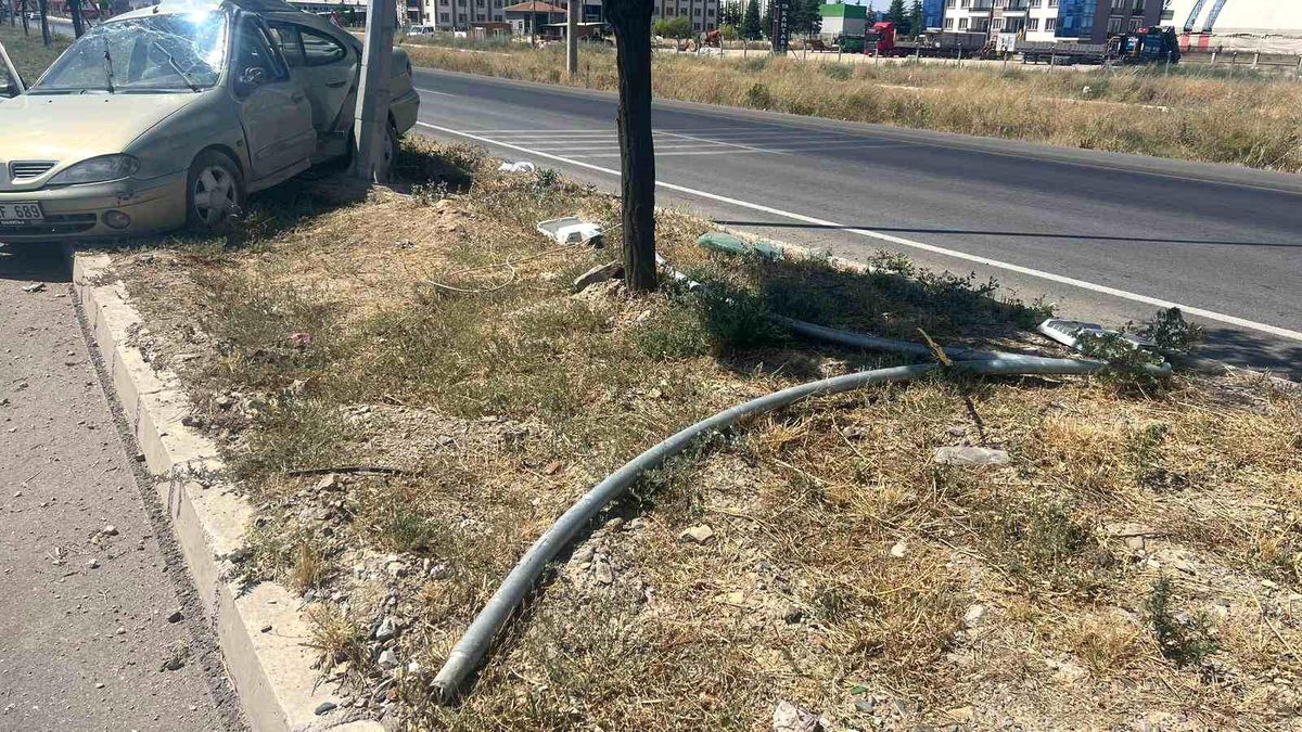 Afyonkarahisar'da Tır ile Otomobilin Çarpışması: 1 Yaralı
