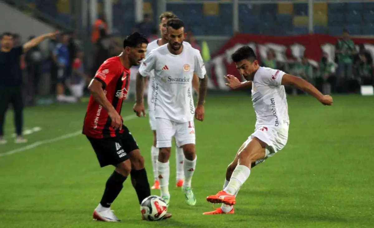 Gençlerbirliği ve Antalyaspor Golsüz Eşitlikle İlk Yarısını Tamamladı