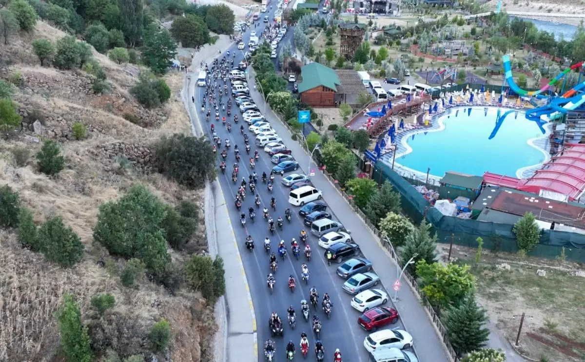 Tunceli'de Mamekifest Coşkusu: Motosikletlerle Doğa Turu ve Akrobasi Gösterileri