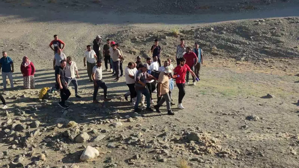 Van'da Traktör Römorku Devrildi: 8 Yaralı