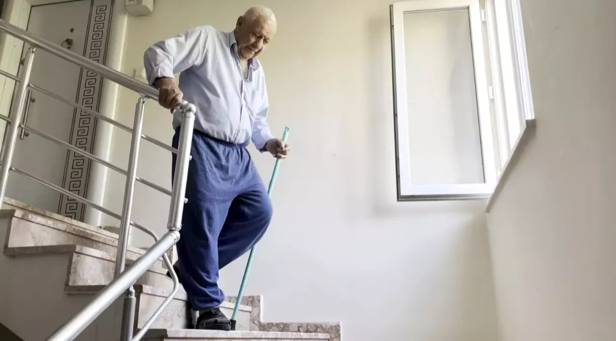 Isparta'da Yaşlı Çift Asansörsüz ve Tehditlerle Mücadele Ediyor