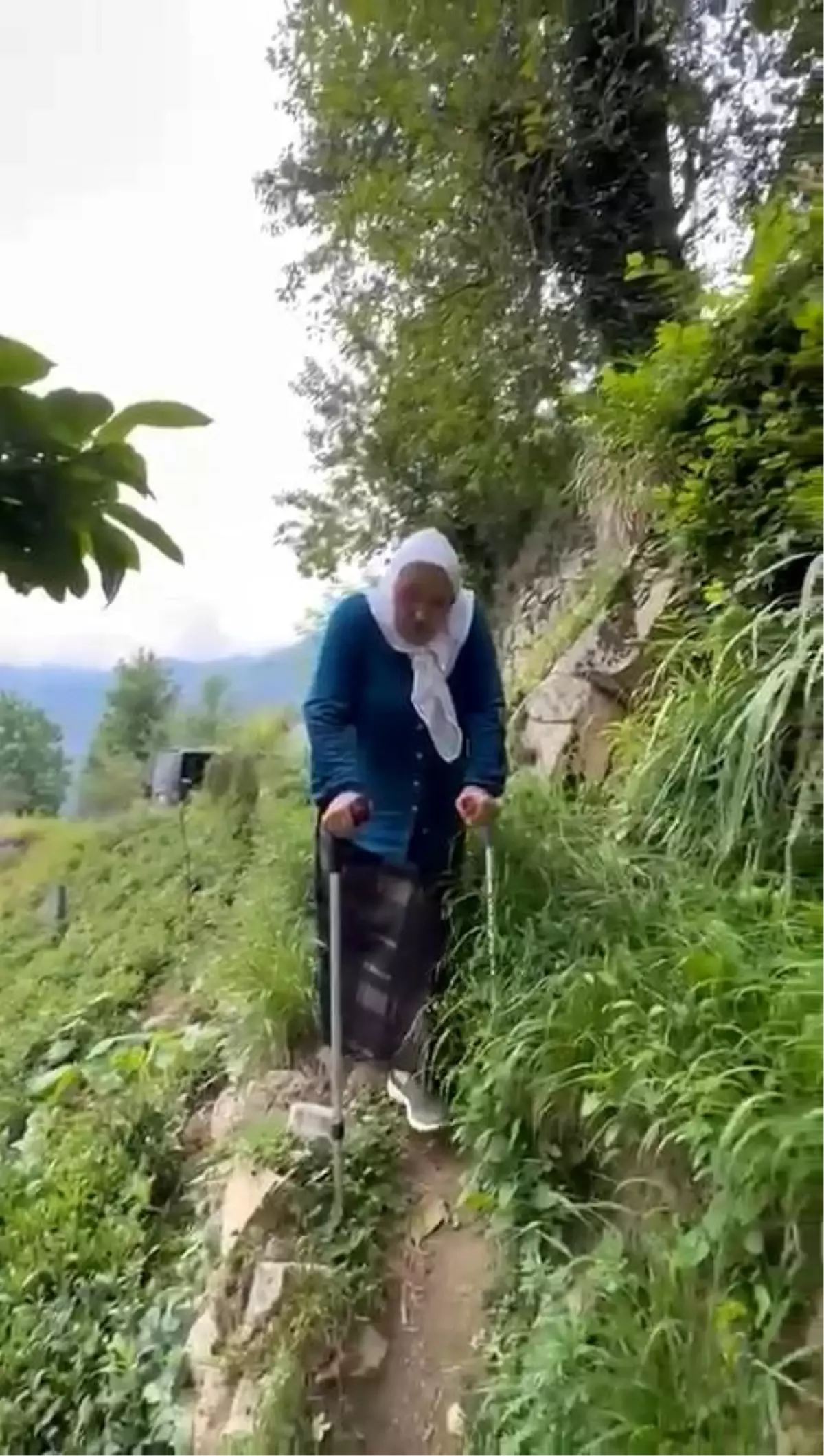 70 Yaşındaki Kadın, 400 Metrelik Yol İçin Yetkililere Seslendi