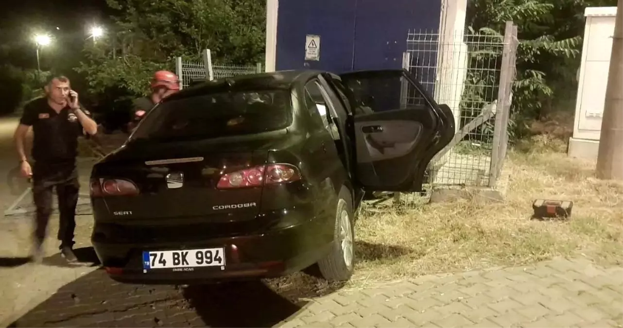 Çaycuma'da Trafik Kazası: Elektrik Trafo'suna Çarpan Araçta Maddi Hasar