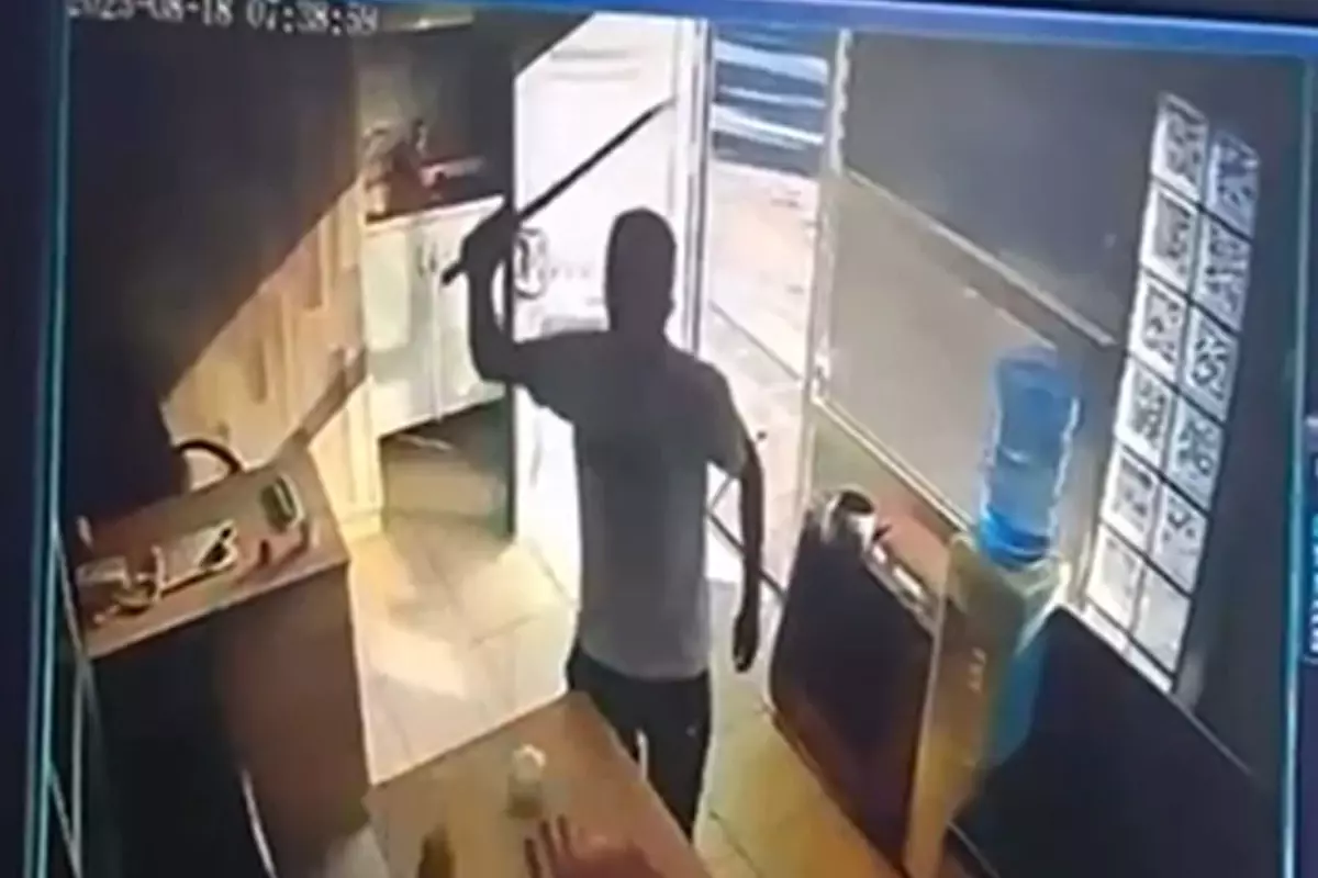 Taksi durağına kılıçlı saldırı kamerada