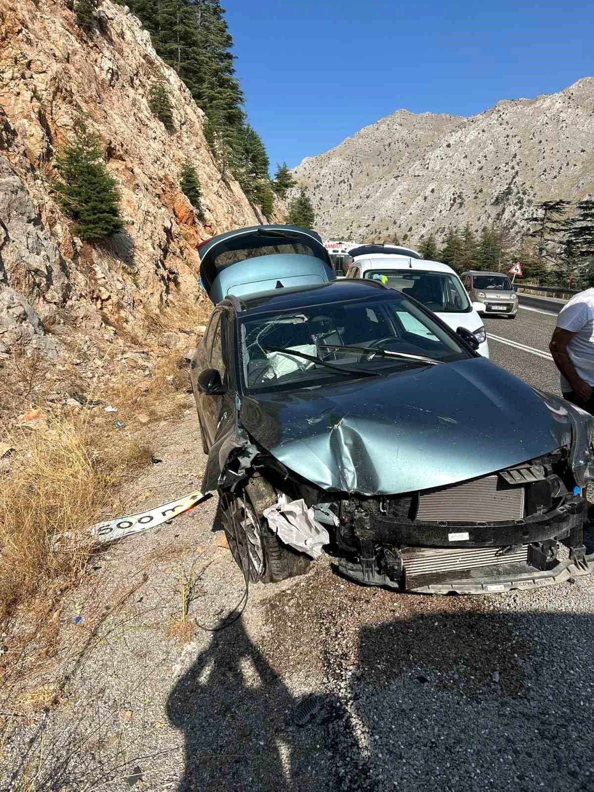 Antalya'da Trafik Kazası: 5 Yaralı