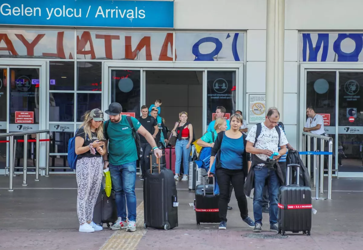 Antalya Havalimanı'nda Tarihi Rekor: 230 Bin Yolcu
