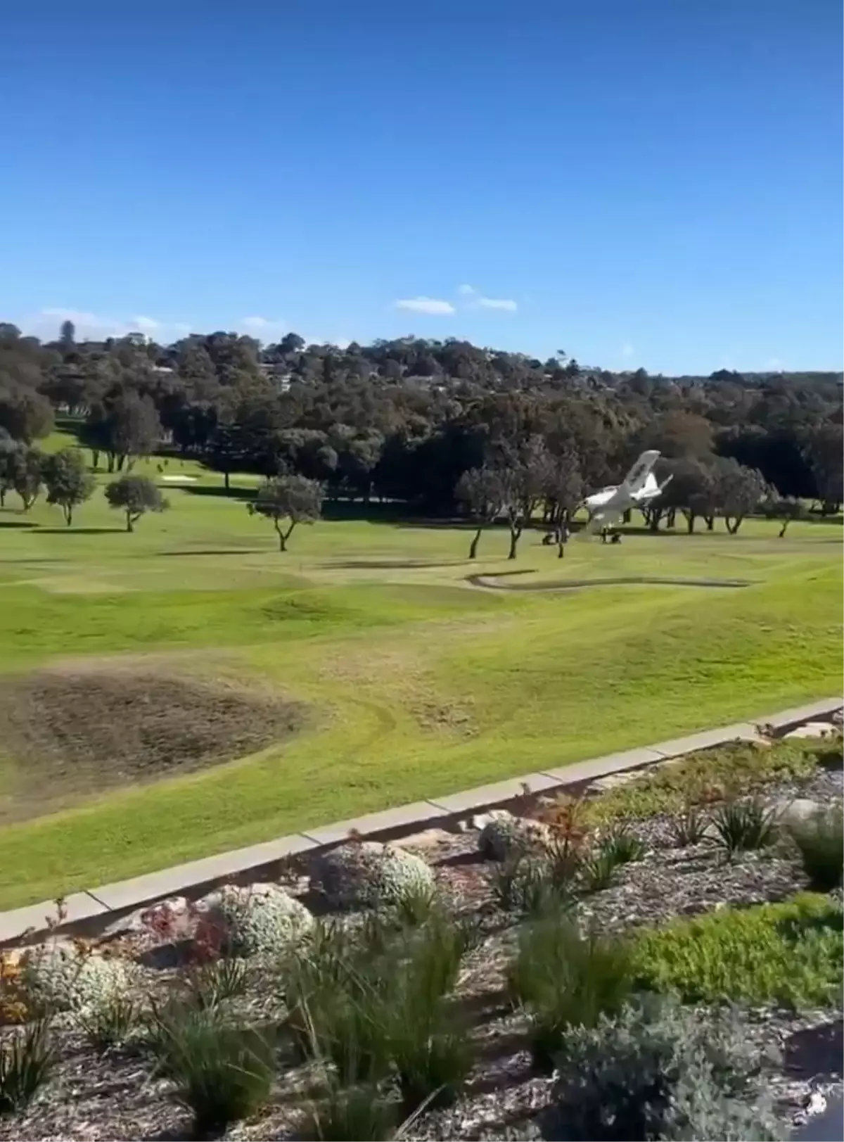 Avustralya'da Hafif Uçak Golf Sahasına Acil İniş Yaptı, 2 Yaralı
