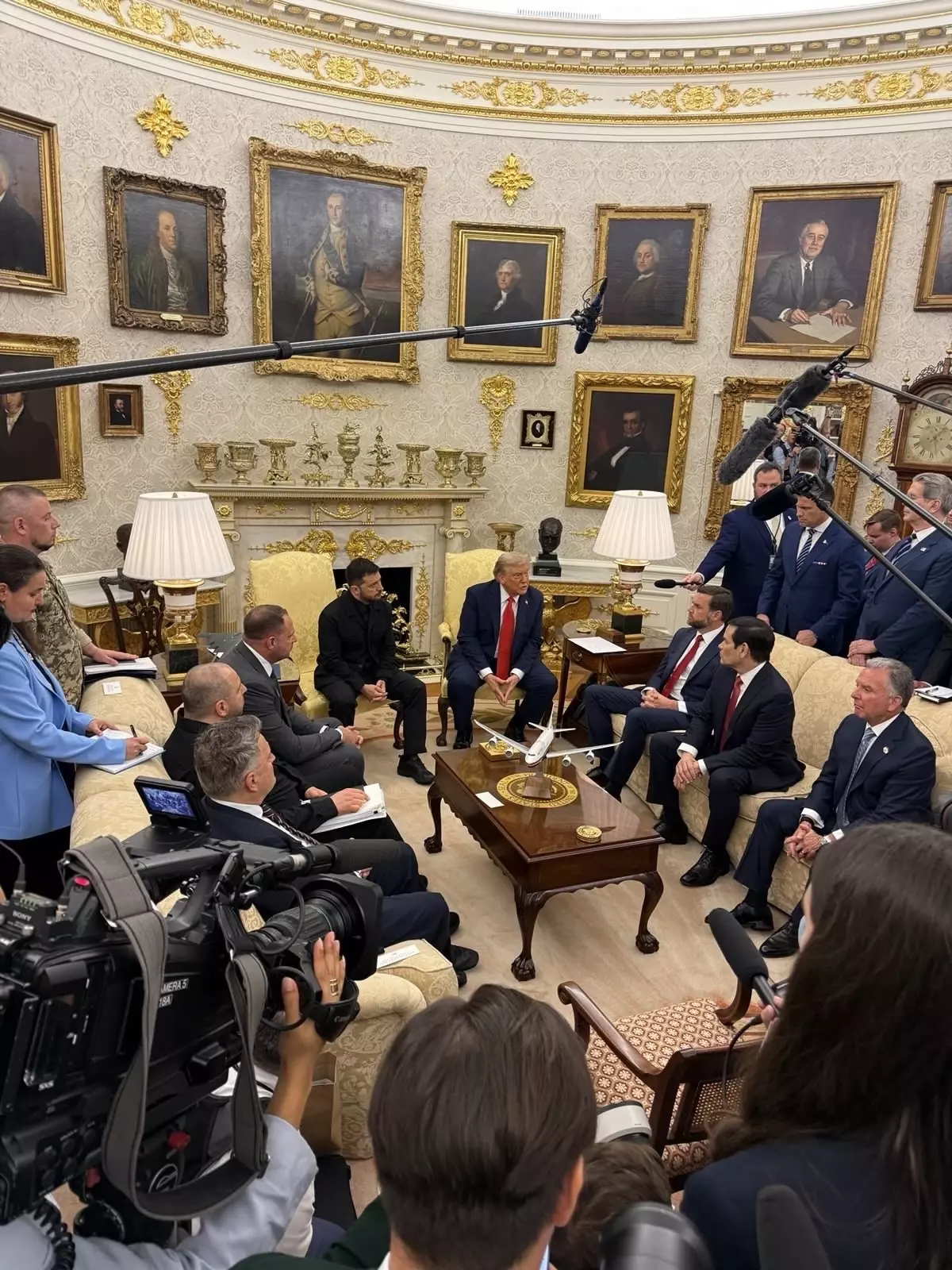 Trump ve Zelenskiy Beyaz Saray'da Bir Araya Geldi